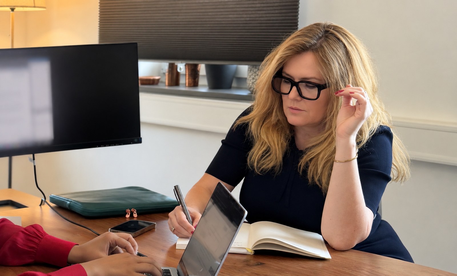 Adela Grama bei der Arbeit mit einem Kundenteam in München, Leadership Advisor und Interim Executive